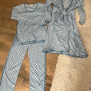 Lake Blue Patterned women’s Pajamas Set with robe size small